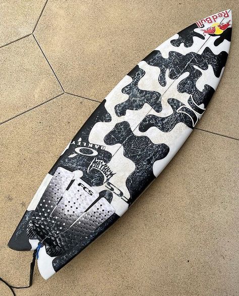 ...Lost Surfboards Brasil on Instagram: “SWORD-FISH @lostsurfboards X @koloheandino22 ’2 18.50 2.20 23.50 5’4 18.63 2.25 25.00 5’5 18.75 2.30 26.00…” Cool Surfboard Designs, Black Surfboard, Surfboard Paint, Beach Baddie, Surf Board Art, Surfboard Art Design, Lost Surfboards, Fish Surfboard, Surfboard Painting