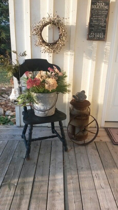 Old Chair Front Porch Decor, Old Step Ladder Ideas Front Porches, Vintage Farmhouse Front Porch, Antique Front Porch Decor, Vintage Back Porch Ideas, Front Porch Chair Decor, Farm Country Decor, Antique Porch Decor, Small Porch Decorating Ideas Entrance