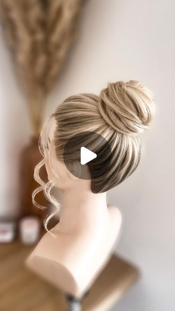 Willemijn Vlot • Hairdo by Mijntje • Bruidsstyliste on Instagram: "Secret hack for easy high updo’s 🥰 Watch, save & learn ❤️ My Online Bridal Hair Academy is available worldwide! 🌎 English, Spanish & Dutch 🇬🇧🇺🇸🇪🇸🇳🇱 Take a look at the new Academy! And get 2 months free on a subscription!! 🤩 See link in bio❣️ . . . #hairstyling #instahair #hairdo #hairstyle #hairstyles #hairinspo #hairinspiration #hairvideo #weddinghair #weddinghairstyle #weddingupdo #weddingupdos #updo #bridalhair #updos #updostyle #braids #braidedhair #hairdobymijntje  #hairofinstagram #hairgoals #hairtutorial #weddinghairstyles #bridalhairstyle  #hairvideos  #haircrush #bridalupdo #bridehairstyle #bridalhairstyles  #hairtutorials" Undone Hair Updo, Easy Updos For Short Hair Tutorial Diy Wedding Hairstyles, Updo Hairstyles For Halter Dress, Wedding Bun Hairstyles For Long Hair, Medium Hair Wedding Updo, Sock Bun Wedding Hair, Easy Updo High, High Up Hairstyles, How To Do Updos For Long Hair