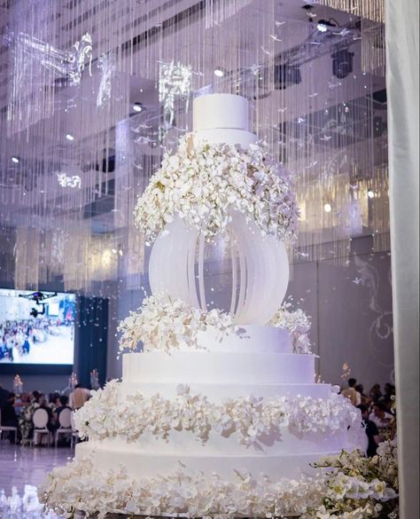 Huge Wedding Cakes Elegant, Beautiful Wedding Cakes Unique, Luxury Wedding Cake Unique, Weddingcake Elegant, Wedding Cake Big, Large Wedding Cake, Huge Wedding Cakes, Glamorous Wedding Cakes, Luxury Wedding Cake Design