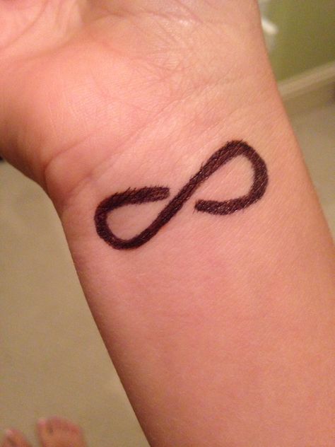 DIY semi-permanent tattoo: draw infinity sign with sharpie or any permanent marker Temporary Tattoo Sharpie, Tattoo Ideas Easy, Sharpie Tattoo, Easy Tattoos To Draw, Pinterest Baby, Homemade Tattoos, Diy Tattoo Permanent, Tattoo For Boyfriend, Tattoo Diy