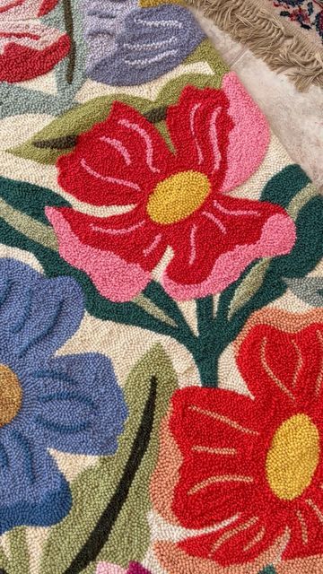 Sallie Dale - Punch Needle Teacher on Instagram: "Raise your hand if you want to make this rug! 🙋🏻‍♀️ 🌺 Comment RUG CLUB if you want to get on the email list for when Punch Rug Club launches 🌺 Not a maker? Share this reel with someone you think would love hand-making a rug! (Bonus if you think they’d make this rug for you!) 🌺 2024 is going to be YOUR year for making your #punchneedle dreams come true! #wildflowers #handmaderug #tuftedrug #yarn #yarnaddict #imadethis #rughooking" Punch Needle Rug, Flower Rug, Raise Your Hand, Needle Punch, Magic Carpet, Big Flowers, Punch Art, Punch Needle, Rug Hooking