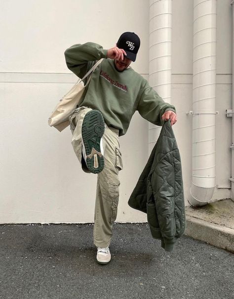 Olive Green Sweater Outfit, Jumper Outfit Men, Green Sweatshirt Outfit, Green Hoodie Outfit, Green Shoes Outfit, Mens Clothing Styles Streetwear, Sweatshirt Outfit Men, Streetwear Outfit Men, Green Sweater Outfit