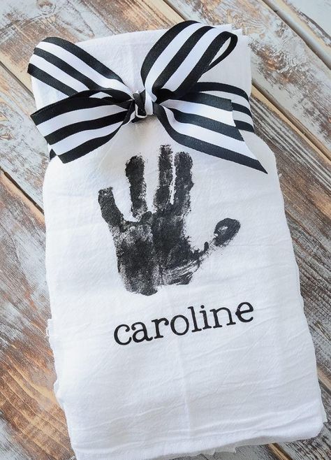 Handprint Dishtowels - The perfect tea towel idea for your home. Grandma Diy, Kindergarten Parent, Diy Gifts Cheap, Diy Mother's Day Crafts, Homemade Mothers Day Gifts, Footprint Crafts, Kids Homemade, Diy Gifts For Kids, Towel Crafts