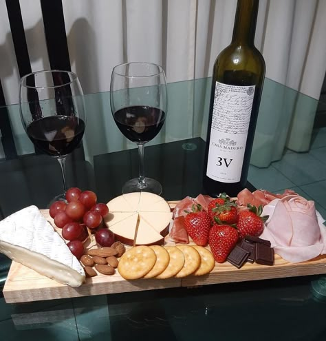 Aesthetics food Charcuterie Board Meats, Strawberry Aesthetic, Snack Platter, Party Food Platters, Starters Recipes, Food Platters, Wine And Dine, Dessert Drinks, Aesthetic Food