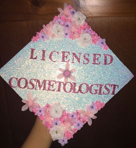 Cosmetology Graduation Cap, Hair Styles Graduation, Floral Grad Cap, Beauty School Graduation, Cosmetology Graduation, Beauty School Cosmetology, Creative Graduation Caps, Cosmetology License, Graduation Cap Ideas