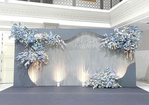 Dusty Blue Wedding Backdrop Reception, Light Blue Wedding Backdrop, Minimal Wedding Stage Decor, Light Blue And Gold Wedding Decorations, Blue And White Backdrop, Wedding Backdrop Blue, Blue Wedding Backdrop, Engagement Stage Decoration, Blue Wedding Decorations