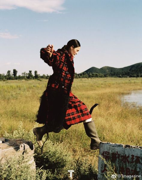 Fall Paradise (T Magazine China) English Countryside Fashion, Countryside Fashion, Uniqlo Style, Tweed Fashion, Fall Shoot, Stella Tennant, Space Tourism, Outdoor Shoot, T Magazine