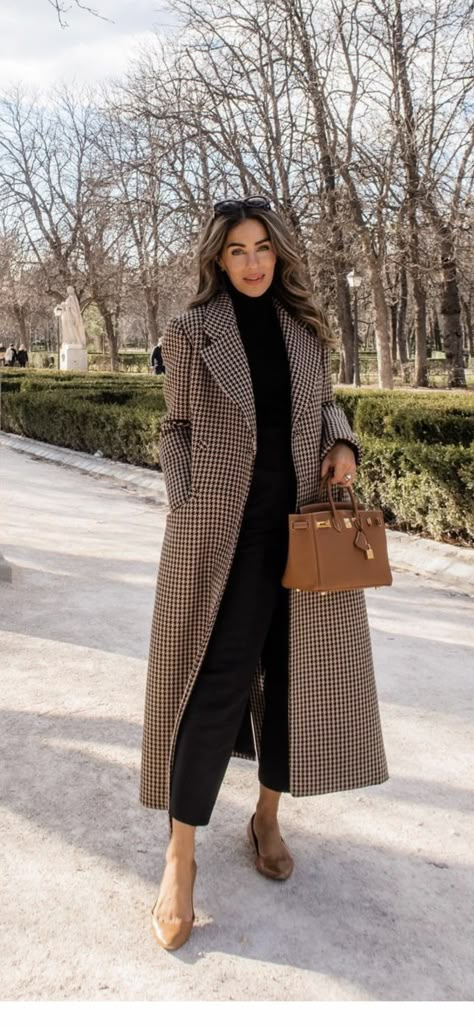 Brown Plaid Coat Outfit, Brown Plaid Coat, Plaid Coat Outfit, Corporate Girly, Meeting Outfit, Workwear Outfits, Winter Coat Outfits, Gymwear Outfits, Winter Fashion Outfits Casual