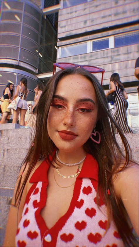 Red Heart Sunglasses Outfit, Harry Styles Eye Makeup, Red And Pink Outfit Ideas, Harry Styles Makeup Look, Harry Styles Makeup Ideas, Hslot Makeup Ideas, Harry Styles Hairstyles Concert, Red Concert Makeup, Harry Styles Concert Hairstyles