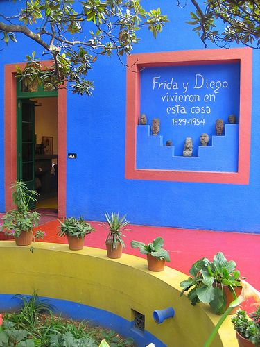 Museo Frida Kahlo, La Casa Azul. Mexican Garden, Mexican Colors, Frida And Diego, Visit Mexico, Diego Rivera, Mexican Decor, Artistic Home, México City, Style Deco