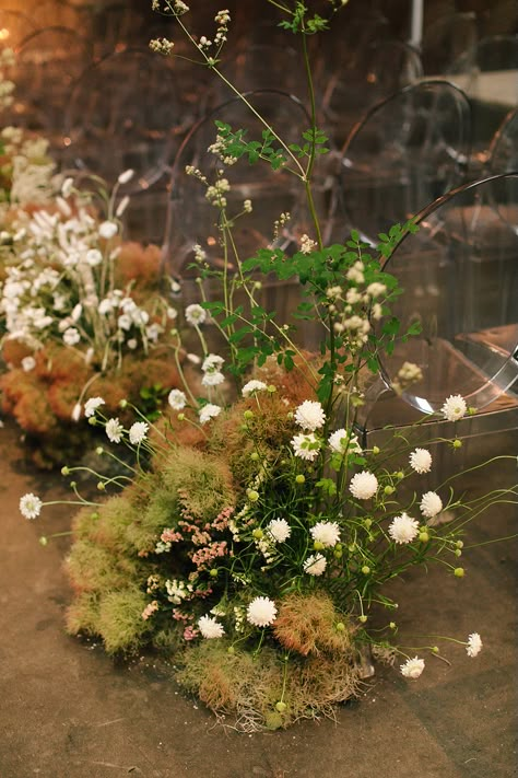 Woodland Wedding Arbor, Plant Ceremony Wedding, Foraged Wedding Flowers, Enchanted Forest Wedding Flowers, Ground Florals Wedding Ceremony, Moss Floral Arrangements, Ceremony Altar Decor, Wedding Aisle Florals, Wedding Florals Table