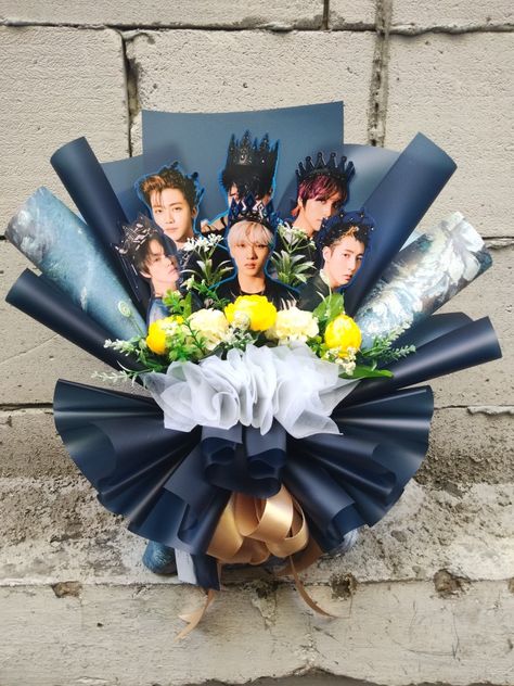 Buket Wisuda Aesthetic, Gift Wisuda Unik, Kpop Flower Bouquet, Kpop Bouquet, Quince Gifts, Bouquet Tutorial, Flower Gift Ideas, Flower Arrangements Diy, Flower Gift