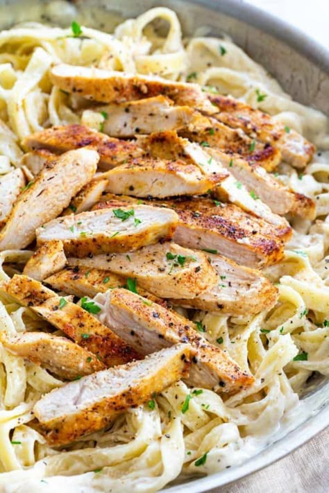 Simple Chicken Alfredo Recipe, Chicken Alfredo Fettuccine Recipe, Panini Recipes Chicken, Chicken Alfredo Recipe, Chicken Breast Crockpot Recipes, Chicken And Pasta, Resep Pasta, Fettuccine Noodles, Fettuccine Alfredo Recipes