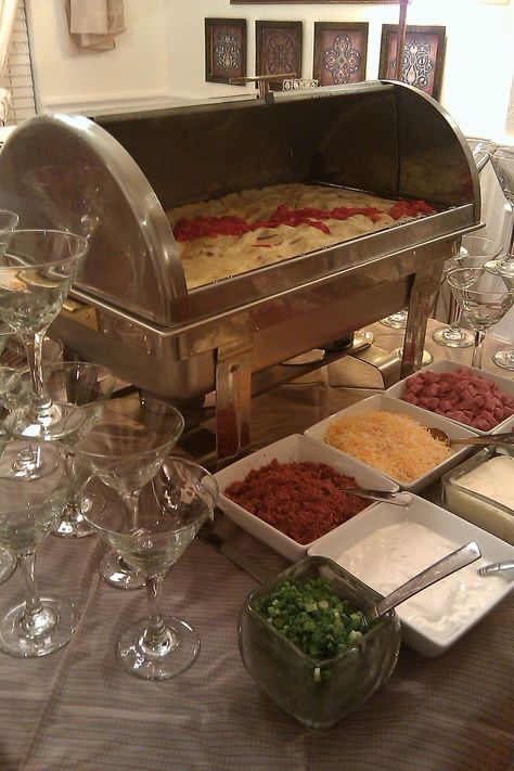 Mash potato bar - I loved the mashed potato bar at my husbands Christmas party. I think I will have to do this at my next party. Mash Potato Bar Ideas, Mash Potato Bar, Potato Bar Ideas, Mashed Potato Bar, Baked Potato Bar, Mash Potato, Potato Bar, Easy Weddings, Reception Food