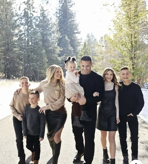 Black Theme Family Photoshoot, Family Pictures Black Outfits, Family Photos Black Outfits, Family Photography Outfits, 2025 Ideas, Family Photoshoot Poses, Photography Outfits, Shooting Photo, Family Pics