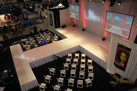 Fashion Beauty Pageant Stage Decorations, Fashion Show Venue Ideas, Fashion Runway Stage Design, Beauty Pageant Stage Design, Fashion Show Set Up, Fashion Show Seating, Acnh Runway, Fashion Show Stage Runway Set Design, Fashion Show Decor