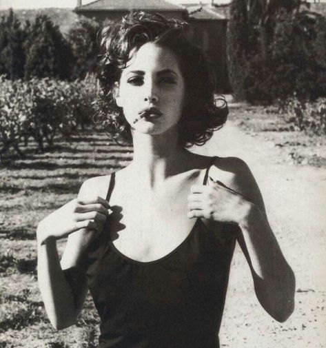 Christy Turlington photographed by Ellen von Unwerth. Ellen Von Unwerth, 90s Supermodels, Steven Meisel, Catherine Deneuve, Christy Turlington, كريستيانو رونالدو, Jolie Photo, Vogue Italia, 인물 사진