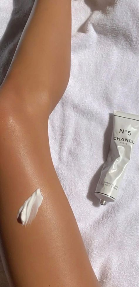 Tanned Skin Aesthetic, Spf Aesthetic, Tan Skin Aesthetic, Skincare Girl Aesthetic, Clean Girl Aesthetic Makeup, Vogue Beauty, Summer Skincare, Clean Aesthetic, Summer Skin