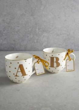 White and gold letter mug, £5.00, Matalan. As seen in Brogan Tate's Weekly Vlog #102 on YouTube. Cricut Mugs, Diy Mug Designs, Letter Mug, Mugs Ideas, Alphabet Mugs, Letter Mugs, Diy Mugs, Hand Painted Mugs, Christmas Tableware