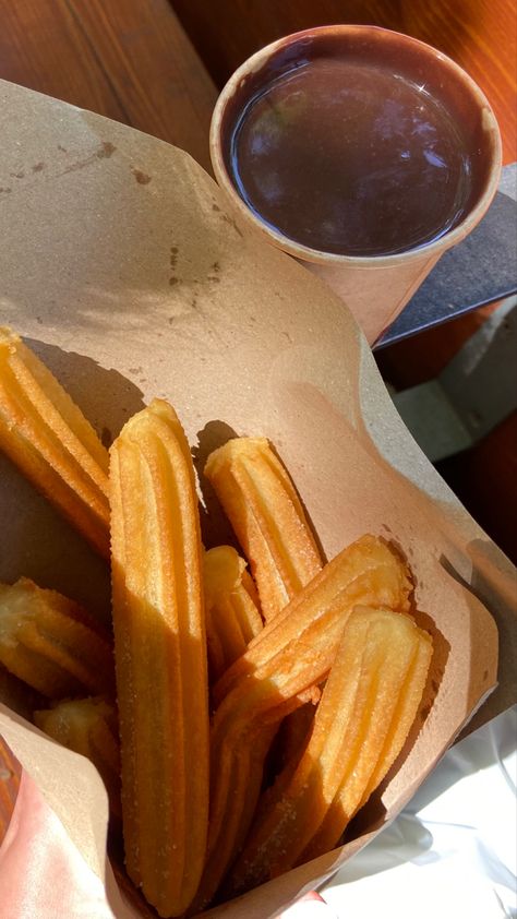 Churro Aesthetic, Aesthetic Churros, Churros Aesthetic, Makanan Aesthetic, Pinterest Feed, Vegetarian Menu, Food Receipt, Cool Places, Sleepover Food