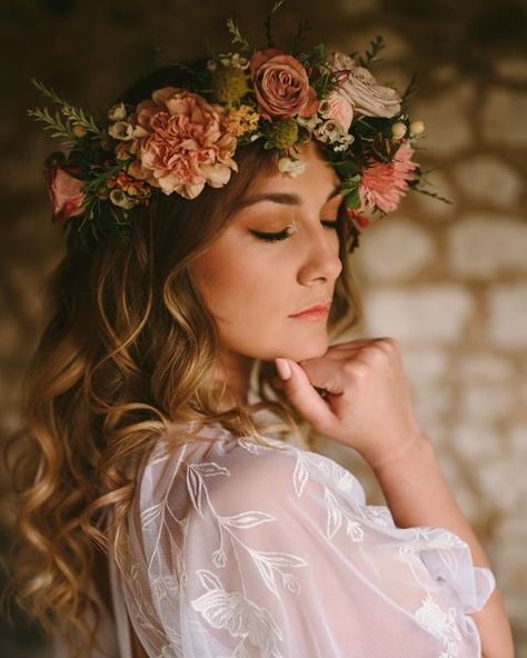 Wedding Hairstyles And Makeup, Flower Crown Bride, Boho Flower Crown, Flower Crown Hairstyle, Photoshoot Wedding, Fest Outfits, Flowers In Her Hair, Bridal Flower Crown, Bridal Photoshoot