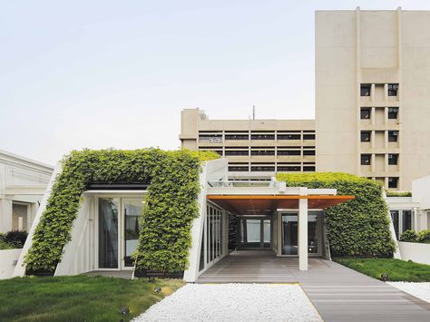 SK Yee Healthy Life Centre / Ronald Lu & Partners Green Roof Design, Extensive Green Roof, Healthcare Architecture, Interior Fit Out, Roof Architecture, Natural Ventilation, Building Structure, House Roof, Health Center