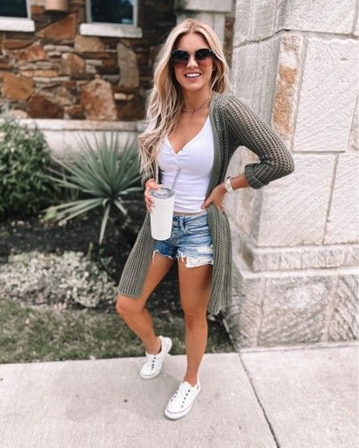 Tank: XS Cardigan: XS Shorts: 0, true to size.  Shoes: true to size. http://liketk.it/2O4ri #liketkit @liketoknow.it #LTKsalealert #LTKunder50 Summer Date Night Outfit Casual, Date Night Outfit Dress, Look Short Jeans, Simple Spring Outfits, Outfit 2023, Outfit Inspired, Summer Inspo, Chic Outfit, Summer Fashion Outfits