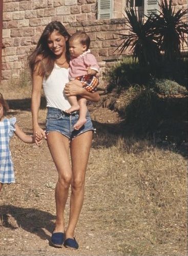 Jane Birkin • Blue denim cut-off shorts with raw hem Jane Birkin Summer, Jane Birkin Aesthetic, Jane Birken, Jane Birkin Style, Birkin Style, Awkward Family Photos, 70s Outfits, Jane Fonda, Jane Birkin