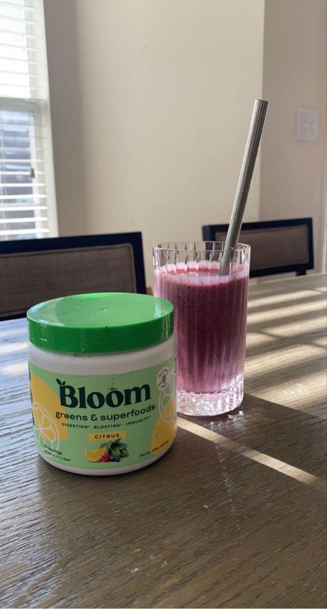 Smoothie Bloom Nutrition Greens, Superfoods Powder, Bloom Nutrition, Beet Root Powder, Green Breakfast Smoothie, Probiotics And Prebiotics, Super Greens Powder, Greens Powder, Beet Root