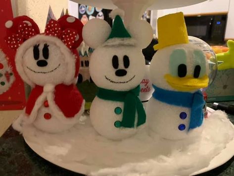 Disney Christmas Signs Diy, Disney Christmas Table Decorations, Mickey Christmas Decorations, Diy Disney Christmas Decorations, Disney Christmas Decorations Diy, Disney Christmas Decor, Mickey Mouse Snowman, Disney Snowman, Disney Christmas Tree Decorations