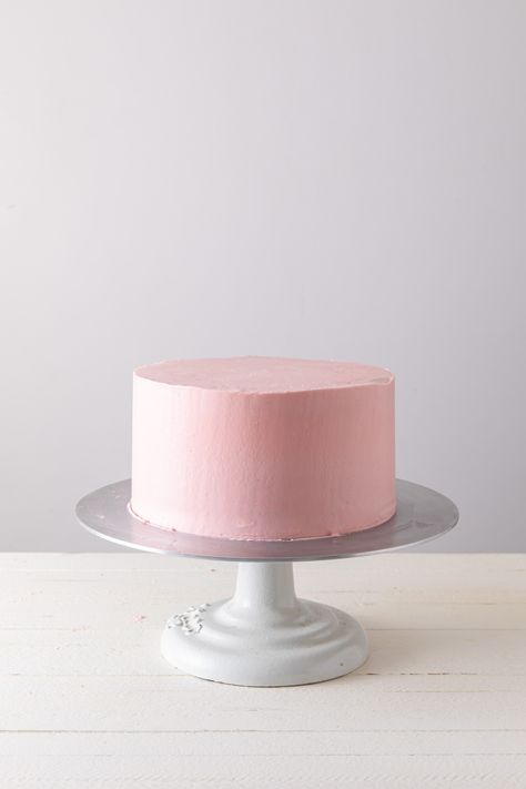 How to Ice a Cake - Style Sweet Plain Pink Cake, Ice A Cake, Rotating Cake Stand, Types Of Frosting, Professional Cake Decorating, Coca Cola Decor, Cake Style, Ice Cake, Smooth Cake