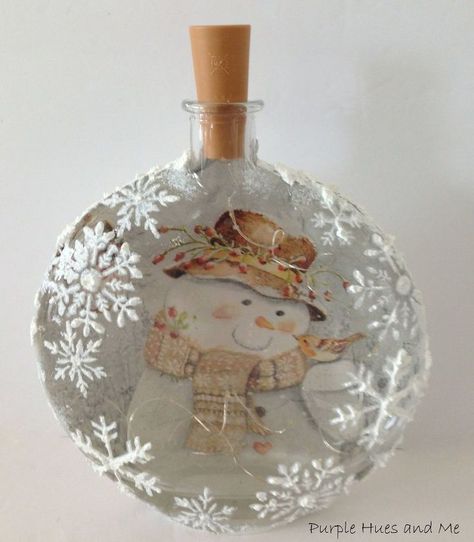 Snow Tex Diy, Diy Decoupage Christmas Ornaments, Decoracion Navidad Diy, Reverse Decoupage, Decoupage Candles, Clear Christmas Ornaments, Decoupage Crafts, Snowflake Stencil, Christmas Decoupage