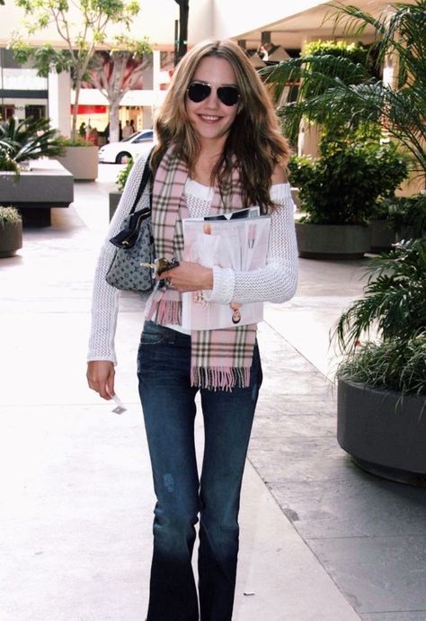 Amanda Bynes Style, Amanda Bynes Outfit, Amanda Bynes 2000s Outfits, Amanda Bynes 2000s, Burberry Scarf Outfit, 90s Lookbook, Aries Outfits, Model Off Duty Outfits, Smart Outfits