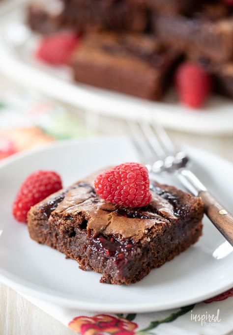 Transform your dessert game with these easy-to-make, fudgy Raspberry Brownies. A perfect blend of decadent chocolate and zesty raspberry jam, they're the ideal treat for any chocolate lover. Whip up a batch for your next family dessert or as a special treat to brighten your day. Sweet Bakes, Raspberry Brownies, How To Make Brownies, Family Desserts, Homemade Brownies, Chocolate Drizzle, Fudgy Brownies, Brownie Bar, Raspberry Jam