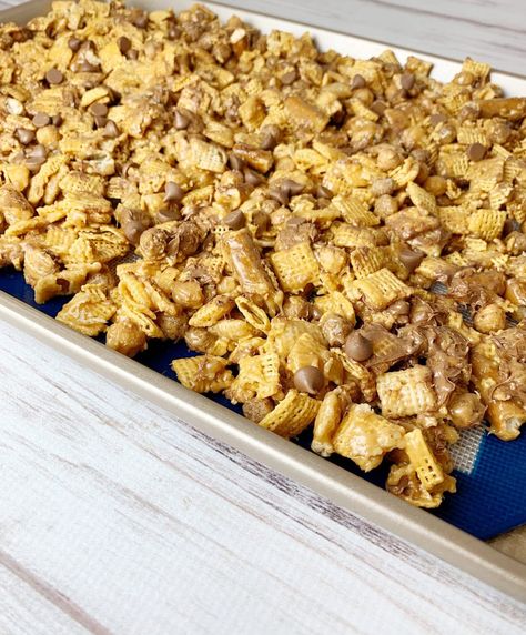 Peanut Butter Chocolate Chex Party Mix - Kelly Lynn's Sweets and Treats Chec Mix Recipe Sweet, Peanut Butter Chex Recipes, Chex Mix Recipes Peanut Butter, Chec Mix Recipe, Peanut Butter Chex Mix Recipes, Weekly Dessert, Peanut Butter Chex Mix, Sweet Party Mix, Peanut Butter Chex