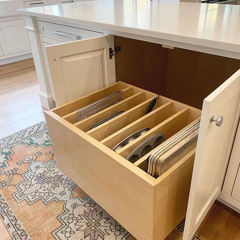 LOVE this pull out sheet pan organizer. Interior Design Country, Clever Kitchen Storage, Tuscan Kitchen, Design Your Kitchen, Diy Kitchen Storage, Kitchen Drawers, Kitchen Redo, Kitchen Cabinet Design, Kitchen Remodel Idea