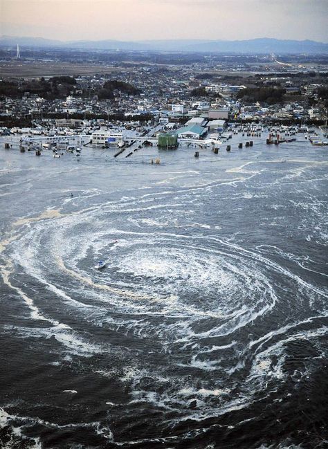 Japan Tsunami - Vortex - this really did happen, this isn't photo shopped Tsunami Waves, Tokushima, Wild Weather, Body Of Water, Powerful Images, Natural Phenomena, Science And Nature, Natural Disasters, Amazing Nature