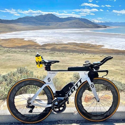 Triathlon Bike Bicycles, Bicycle Aesthetic, Cycling Videos, Scott Bikes, Triathlon Bikes, Bike Artwork, Off Road Cycling, Top Bikes, Cycling Pictures