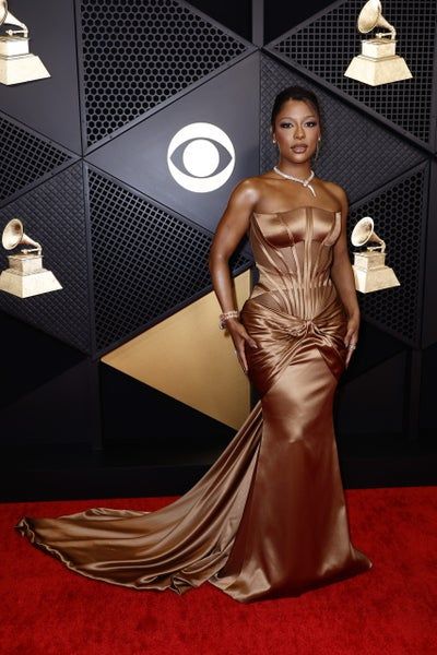 The Best Looks At The 66th Annual Grammy Awards | Essence Brown Gown, Airport Outfit Celebrity, Grammy Awards Red Carpet, Grammys Red Carpet, Celebrity Artwork, Celebrity Quiz, Celebrity Portraits Drawing, Hollywood Red Carpet, Classy Prom Dresses