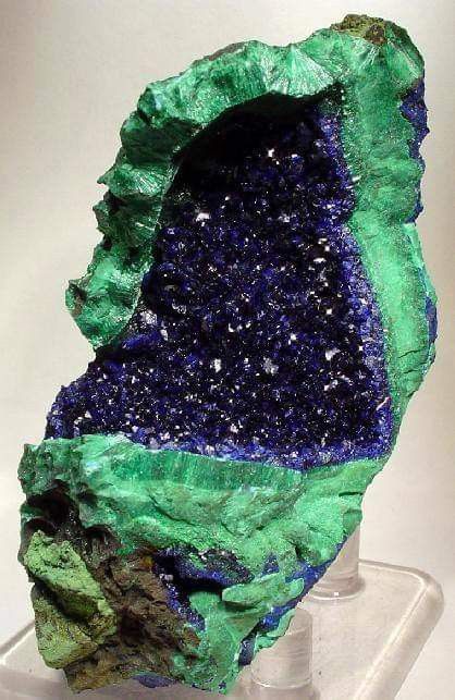 Azurite Crystals, Minerals Crystals Rocks, Crystal Aesthetic, Rock Minerals, Pretty Rocks, Azurite Malachite, Beautiful Rocks, Mineral Stone, Minerals And Gemstones