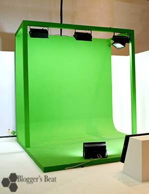 How To Make Your Own Green Screen - Blogger's Beat Tik Tok Filming Set Up, Green Screen Room Ideas, Diy Green Screen Backdrop, Diy Green Screen, Green Screen Ideas, Green Screen Setup, Green Screen Studio, Paint Chip Wall, Green Screen Photo Booth