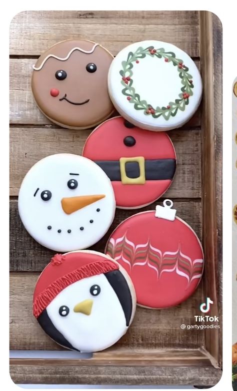 Round Holiday Cookies Decorated, Circle Christmas Sugar Cookie Designs, Round Christmas Cookie Ideas, Circle Royal Icing Cookies Christmas, Christmas Circle Sugar Cookies, Round Sugar Cookie Decorating Ideas Christmas, Royal Icing Cookies Designs Circle, Cookie Decorating Circle, Round Christmas Sugar Cookie Designs