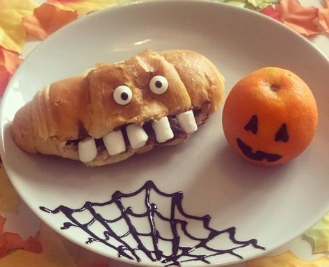 Halloween Croissant, Comidas Halloween, Recetas Halloween, Halloween Poems, Croissant Sandwich, Halloween Stuff, Sandwiches, Thanksgiving, Halloween