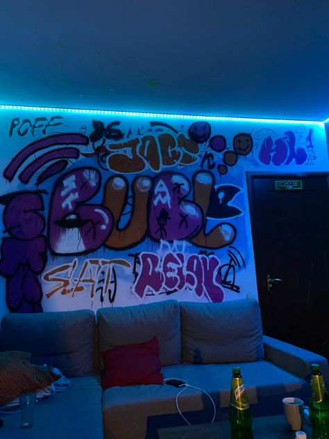 bubbles graffiti (bubl) in room Graffiti Wall In Room, Grafitti Room Aesthetic, Street Signs In Room, Graffiti Wall Art Bedroom, Street Signs Aesthetic Room, Hip Hop Room, Graffiti Living Room, Graffiti Room Ideas, Room Graffiti