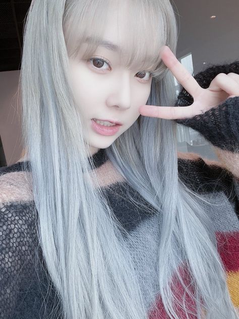 aespa winter girlfriend material pictures pic bubble twitter update Bunny Girls, Sm Entertainment, Aespa Winter, Winter Aespa, Winter Pictures, Kim Min, Black Mamba, Grey Hair, Silver Hair