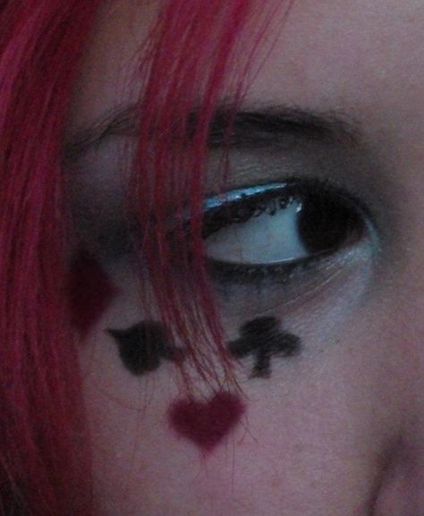 Alice In Wonderland Eyeliner, Edgy Eyeliner, Alice Halloween, Clown Costume Women, Alice In Wonderland Makeup, Queen Of Hearts Halloween, Alice In Wonderland Outfit, Queen Of Hearts Makeup, Wonderland Makeup