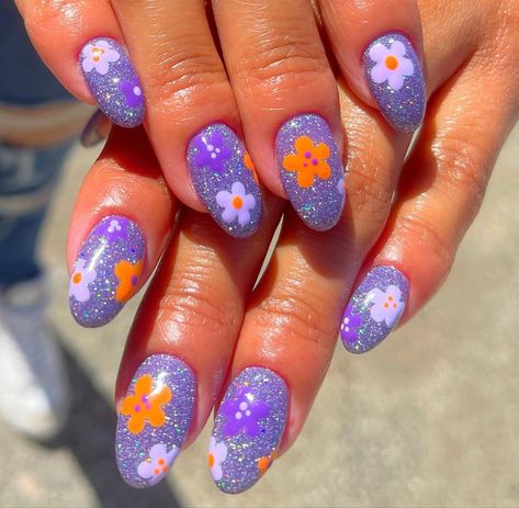 Spring Flower Nails 2024, Retro Floral Nails, Smiley Face Flower Nails, Wild Flower Nails, Simple Floral Nails, Wildflower Nails, Spring Nails Floral, Better Nails, 5sos Nails