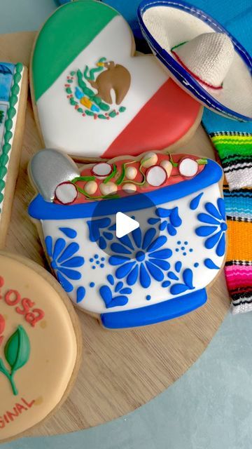 Frida Kahlo Cookies, Themed Cookies, Mexican Pottery, Mexican Food, Cookie Decorating, Sugar Cookies, Mexican Food Recipes, Decorating Ideas