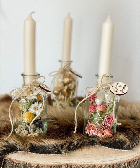 The stylish dried flower bouquets Glass is suitable as home decor or great as a special gift for you or your loved ones. With various dried and conservative flowers such as gypsophila, dried roses, strawflowers, lagurus and phalaris, the pretty glass with cork or candle can be used in many ways and remains a great decorative accessory for a very long time. Can also be combined with a candle as a candle holder. Wonderful as a unique gift with the wooden pendant and embossed "from the heart". It c Dried Flowers In Cup, Small Dried Flower Centerpieces, Things To Do With Dried Flowers From Nature Items, Dryer Flower Arrangements, Jam Jar Dried Flowers, Dried Flowers In Glass Block, Dried Flowers Desk, Dried Flowers Centrepieces, Christmas Dried Flower Gifts